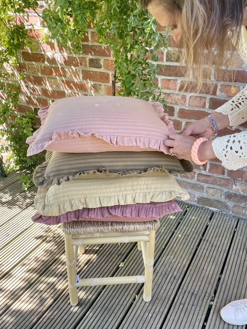 Housse de coussin uni à volants LOUISE rose pâle 50x50